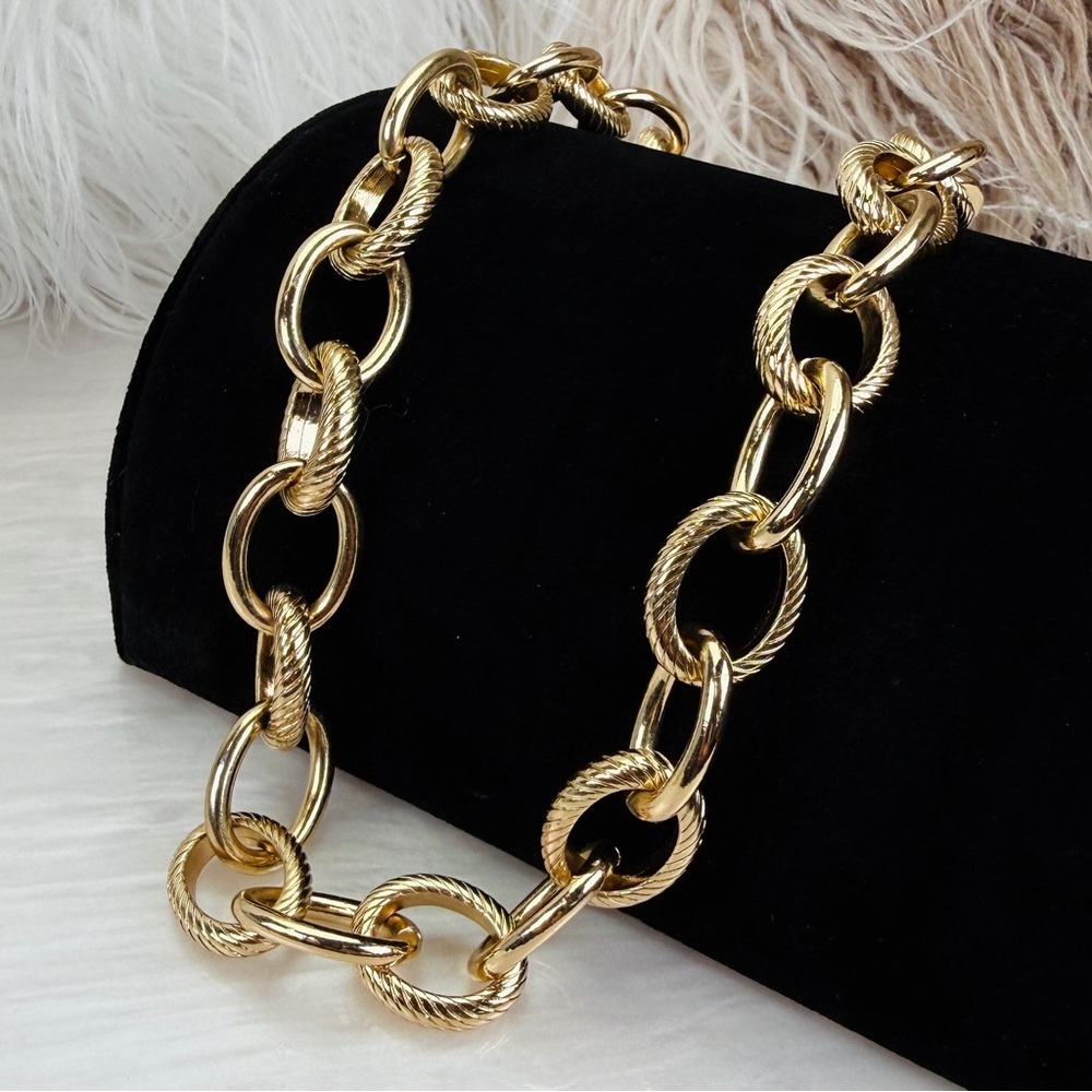 Vintage banana, republic Chunky weighted Goldtone Chain toggle closure Necklace